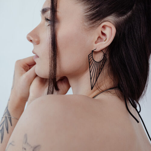 Orecchini Prisma Hoops neri su una donna con capelli castani, fotografata di lato