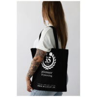 Donna con borsa in cotone nera con logo Wildcat e stampa 'Bite Me'