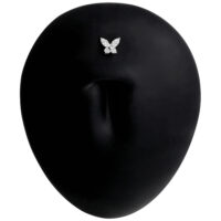 Piercing Labret in titanio nero con motivo a farfalla su sfondo nero