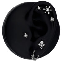 Attacco per piercing Spaceship in titanio argento su sfondo nero