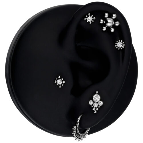 Attacco per piercing Spaceship in titanio argento su sfondo nero