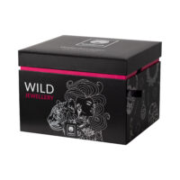 Calendario dell'Avvento Scatola dei Gioielli Nera Scatola dei gioielli nera con design Wildcat e accento rosa su sfondo bianco