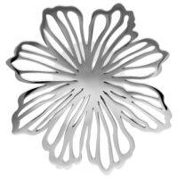 Orecchini a fiore in acciaio inox su sfondo bianco