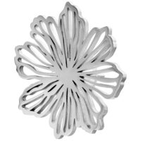 Orecchini a fiore in acciaio inox su sfondo bianco