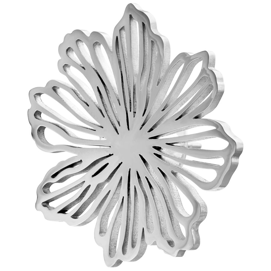Orecchini a fiore in acciaio inox su sfondo bianco