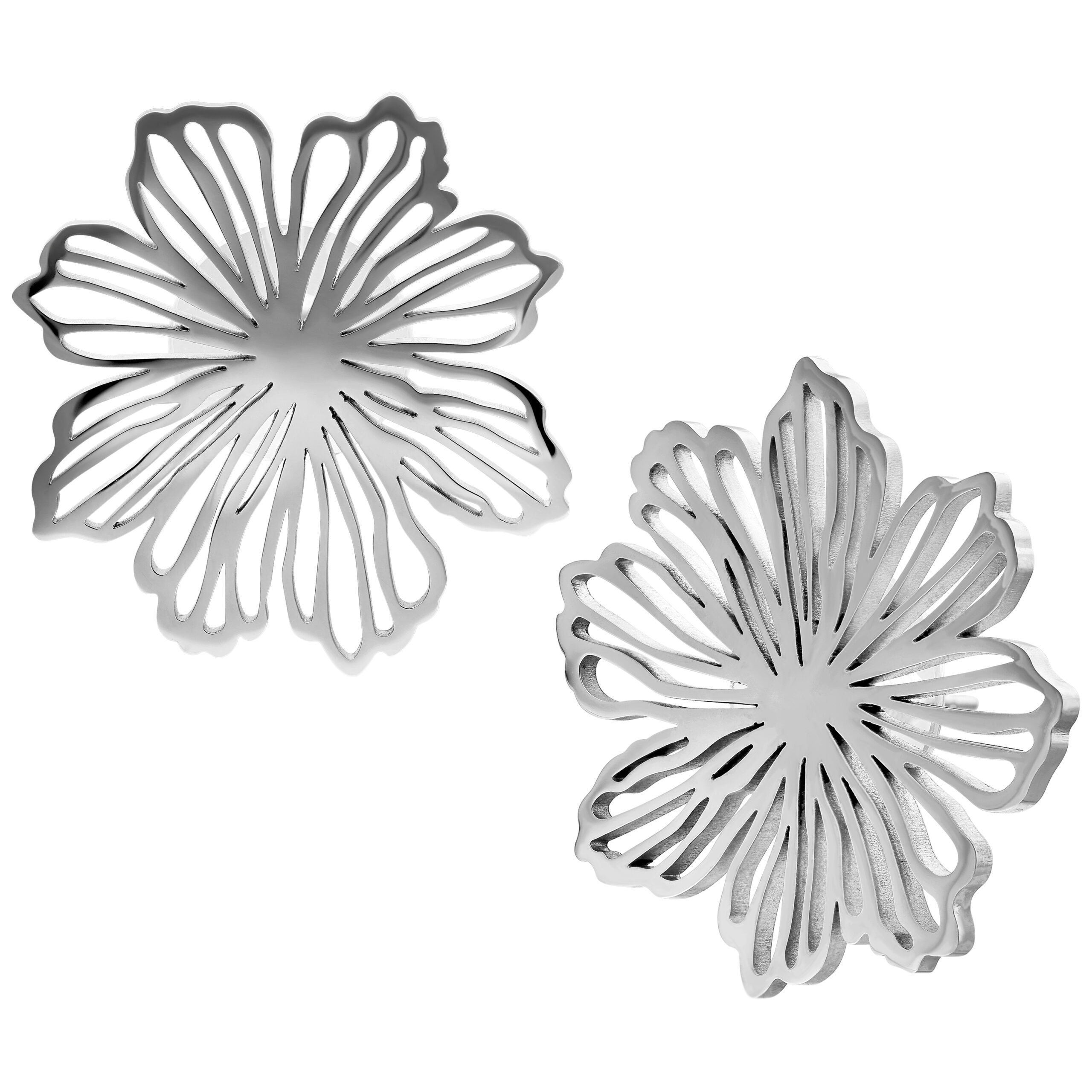 Coppia di orecchini a fiore in acciaio inox su sfondo bianco