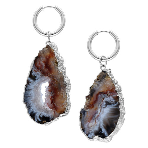 Orecchini in argento con pendente in agata indiana su sfondo bianco