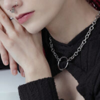 Collana O unisex in acciaio chirurgico nero e argento indossata