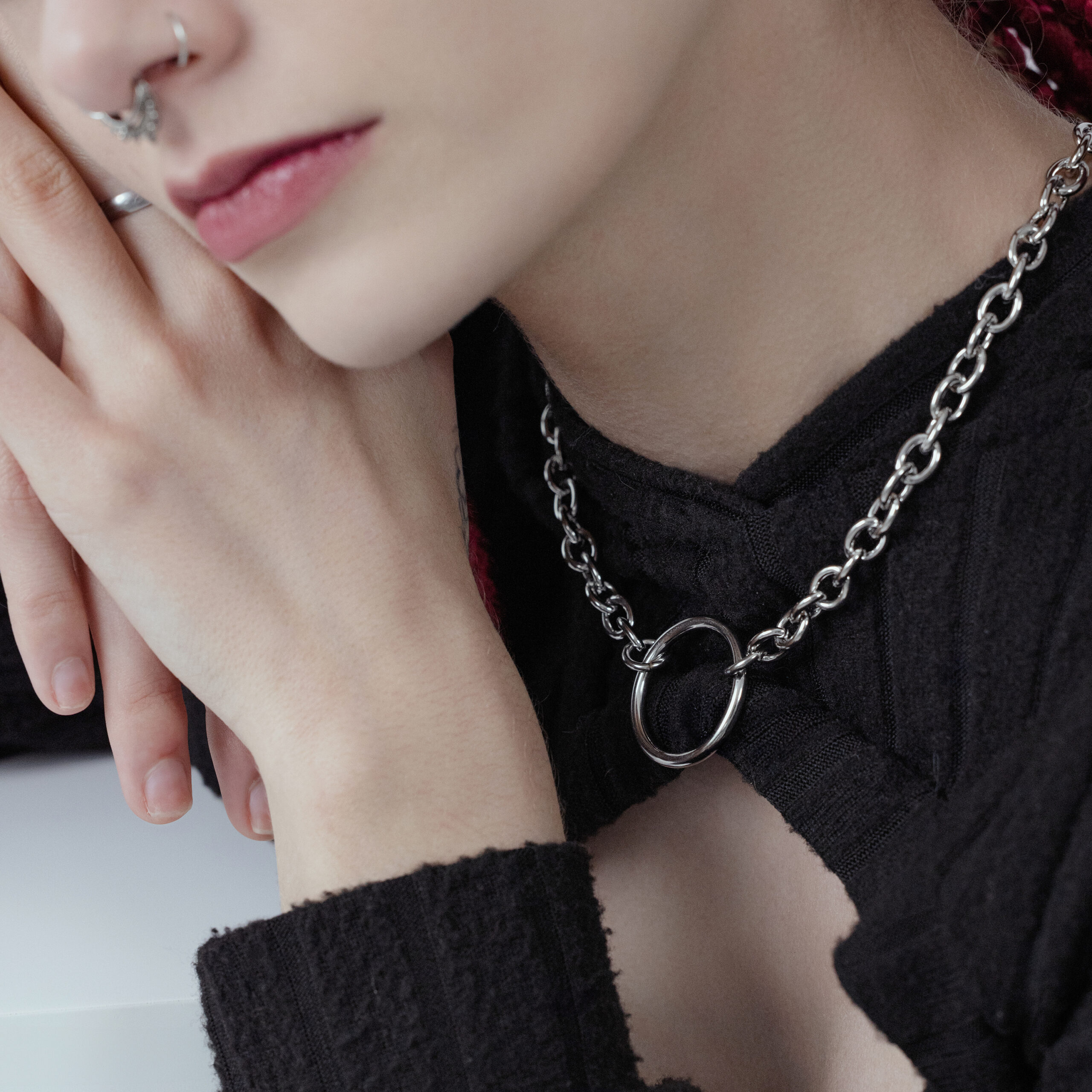 Collana O unisex in acciaio chirurgico nero e argento indossata
