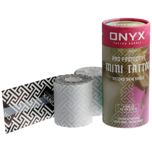 Due rotoli di pellicola per tatuaggi e confezione su sfondo bianco