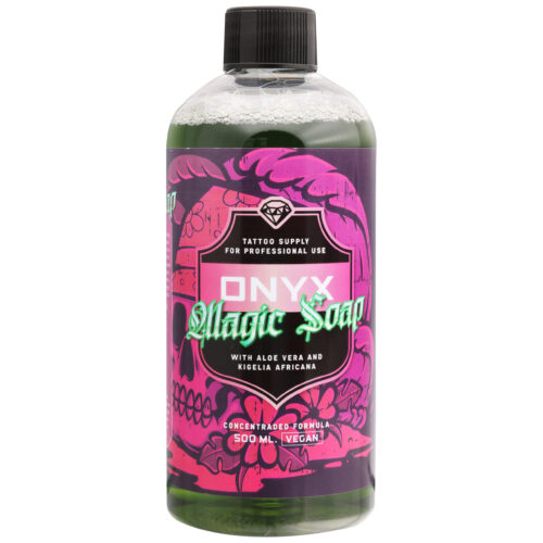 Sapone verde in bottiglia trasparente da 500 ml con tappo nero su sfondo bianco