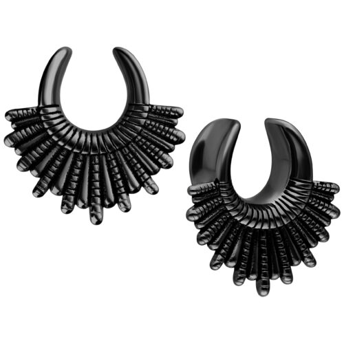 Orecchini Indiana neri in acciaio chirurgico, misura 8 mm, su sfondo bianco