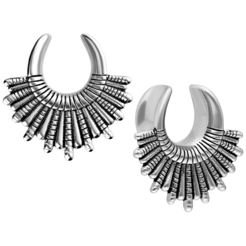 Due Indiana Earsaddles in acciaio chirurgico argento su sfondo bianco