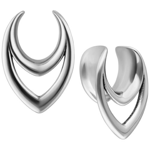 Earsaddles Double Arrow in argento in acciaio chirurgico su sfondo bianco