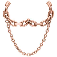 Due pesi per orecchie in oro rosa con struttura a doppia catena su sfondo bianco