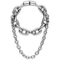 Pesi per orecchie argentati con doppia catena su sfondo bianco