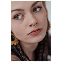 Donna con piercing septum clicker nero su sfondo bianco