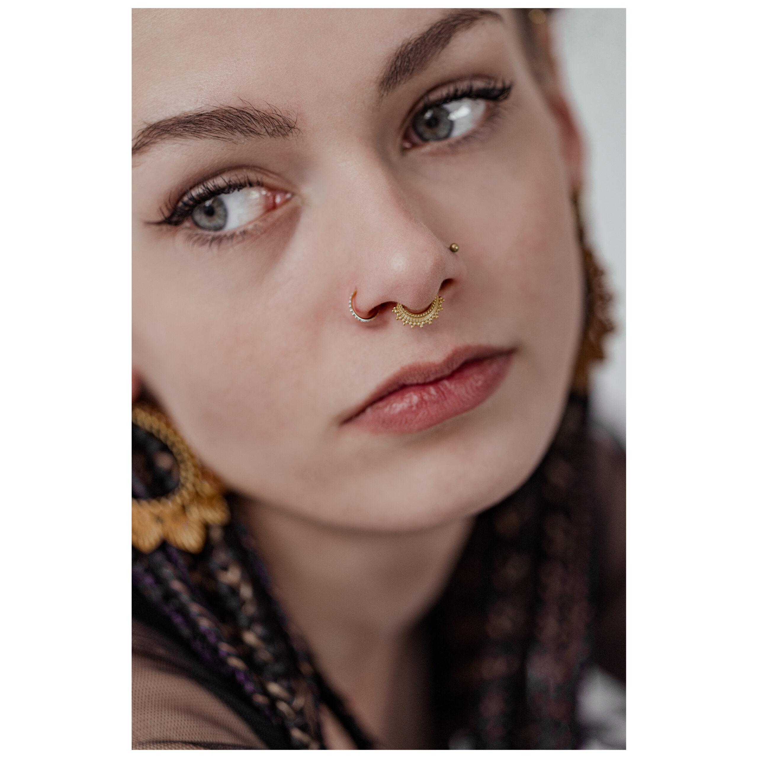 Donna con piercing septum clicker nero su sfondo bianco