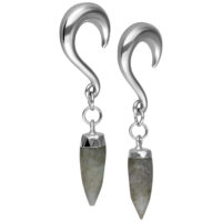 Due pesi per orecchie in acciaio chirurgico argento con cristallo grigio argento pendente su sfondo bianco