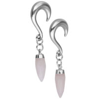 Due pesi per orecchie argento con pendente di cristallo rosa su sfondo bianco