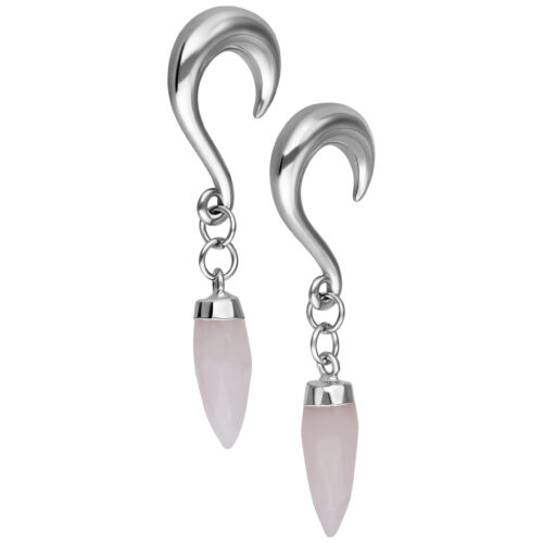 Due pesi per orecchie argento con pendente di cristallo rosa su sfondo bianco