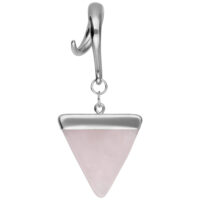 Peso per orecchio argento con ciondolo triangolare in quarzo rosa su sfondo bianco
