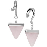 Due pesi per orecchie Rose Triangle in acciaio chirurgico argentato con triangolo rosa su sfondo bianco