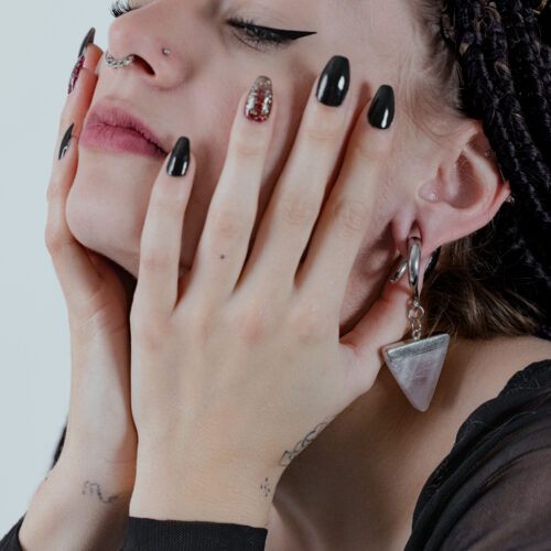 Donna con pesi per orecchie Rose Triangle in acciaio chirurgico, color argento e oro, alle orecchie