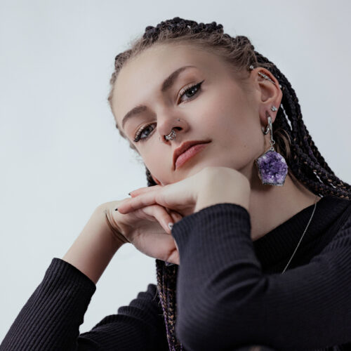 Donna con peso per orecchie in ametista in acciaio chirurgico argentato e piercing