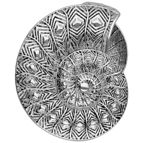 Ear Cuffs Fossil argento con motivo delicato su sfondo bianco