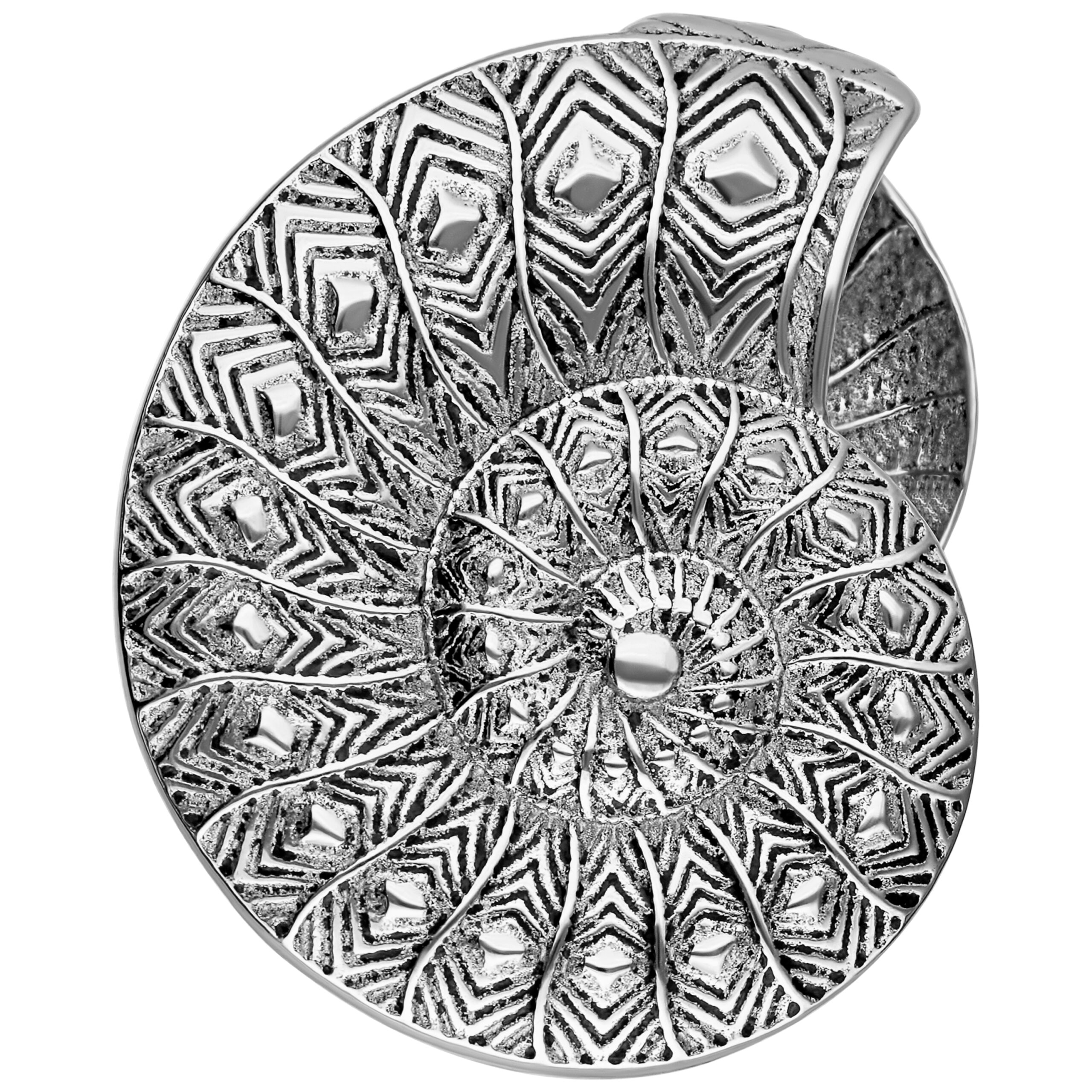 Ear Cuffs Fossil argento con motivo delicato su sfondo bianco