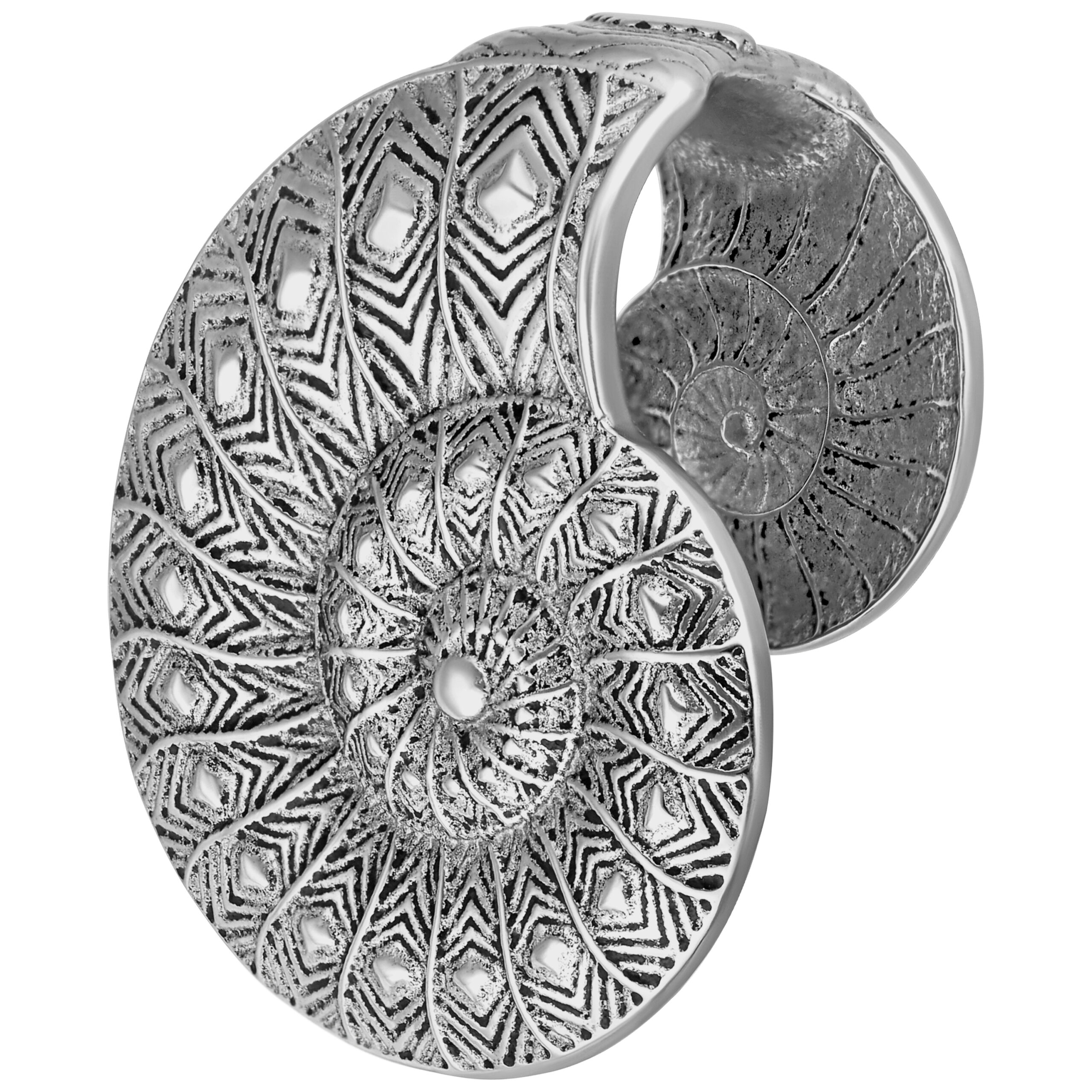 Ear Cuff argento con motivo simile a fossile su sfondo bianco