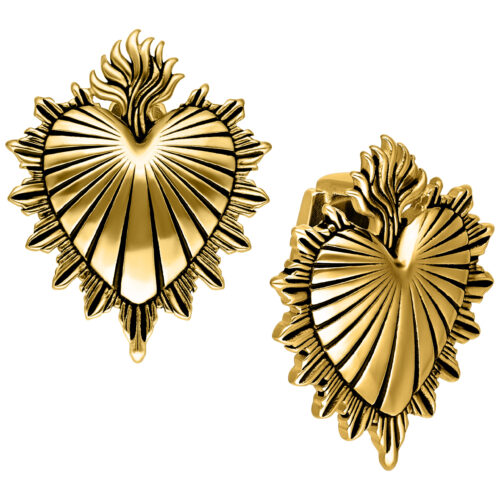 Orecchini dorati a forma di cuore con motivo a fiamma su sfondo bianco