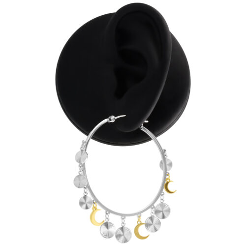 Orecchini pendenti in argento e oro su un display nero