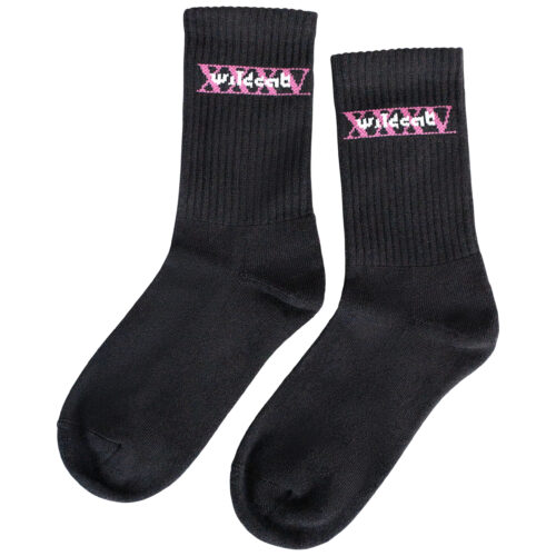 Calzini neri con logo Wildcat rosa su sfondo bianco