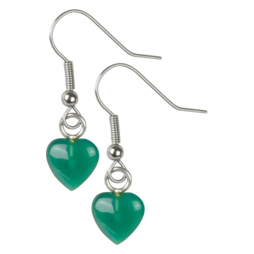Orecchini a forma di cuore verdi in argento su sfondo bianco