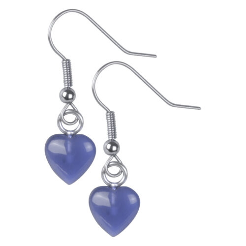 Orecchini in argento con pendenti a cuore blu su sfondo bianco