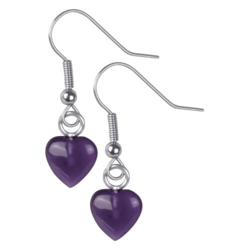 Orecchini a forma di cuore viola in argento su sfondo bianco
