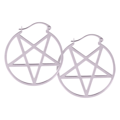 Orecchini pentagramma color argento in acciaio chirurgico su sfondo bianco