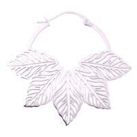 Orecchini in argento con design a foglia in acciaio chirurgico su sfondo bianco