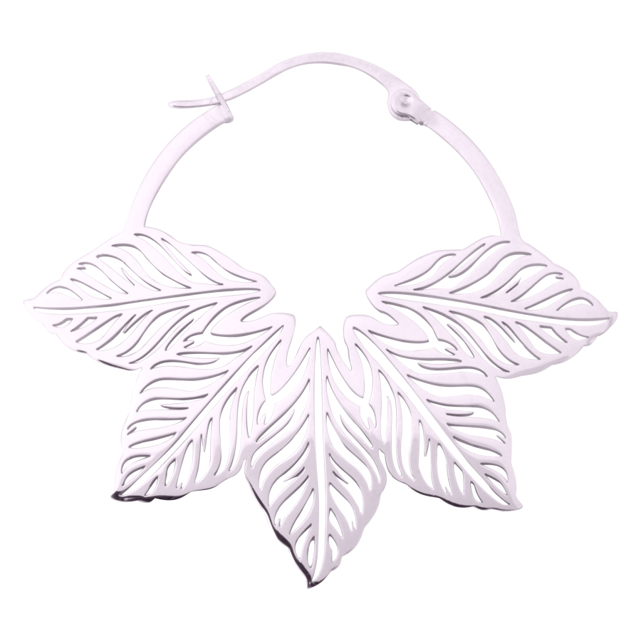 Orecchini in argento con design a foglia in acciaio chirurgico su sfondo bianco