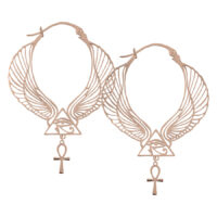 Cleopatra Hoops in oro rosa con design di ali e Ankh su sfondo bianco