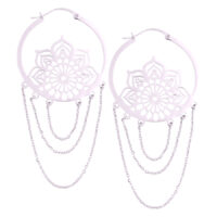 Orecchini La Fleur Hoops in argento in acciaio chirurgico 316L con ciondolo a catena su sfondo bianco