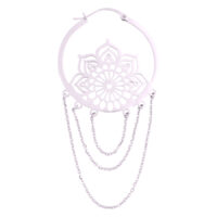 Orecchino color argento con motivo floreale e catene su sfondo bianco