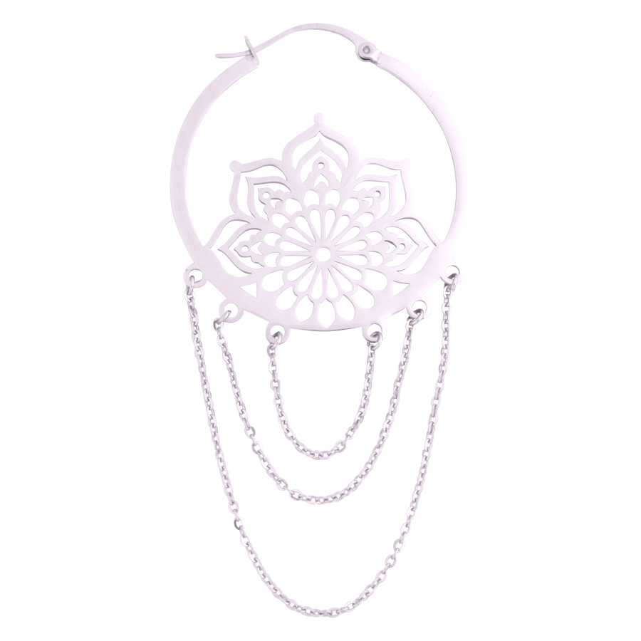 Orecchino color argento con motivo floreale e catene su sfondo bianco