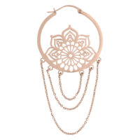Orecchino in oro rosa con design Mandala e catene su sfondo bianco