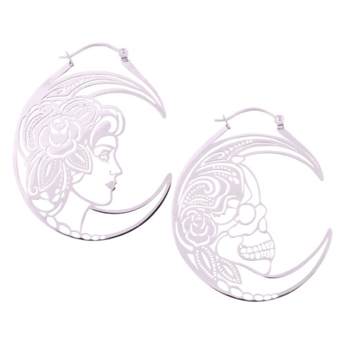Orecchini d'argento a forma di luna con volto e teschio su sfondo bianco