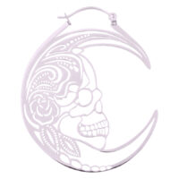 Orecchino color argento a forma di teschio e luna in acciaio chirurgico su sfondo bianco