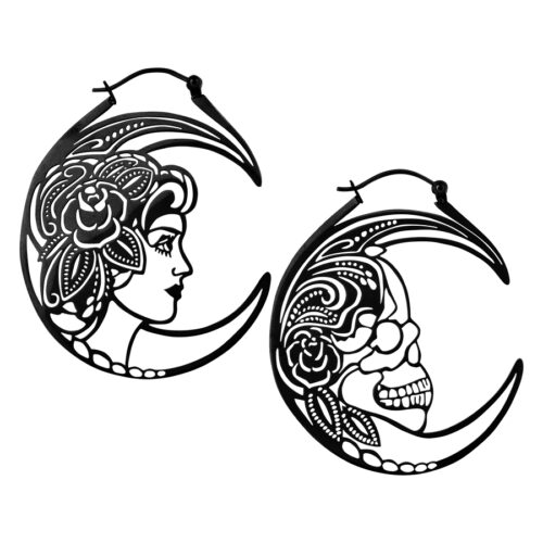 Due orecchini neri a forma di luna con design di teschio e donna su sfondo bianco