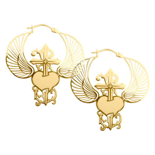 Orecchini dorati con ali, cuore e pugnale su sfondo bianco